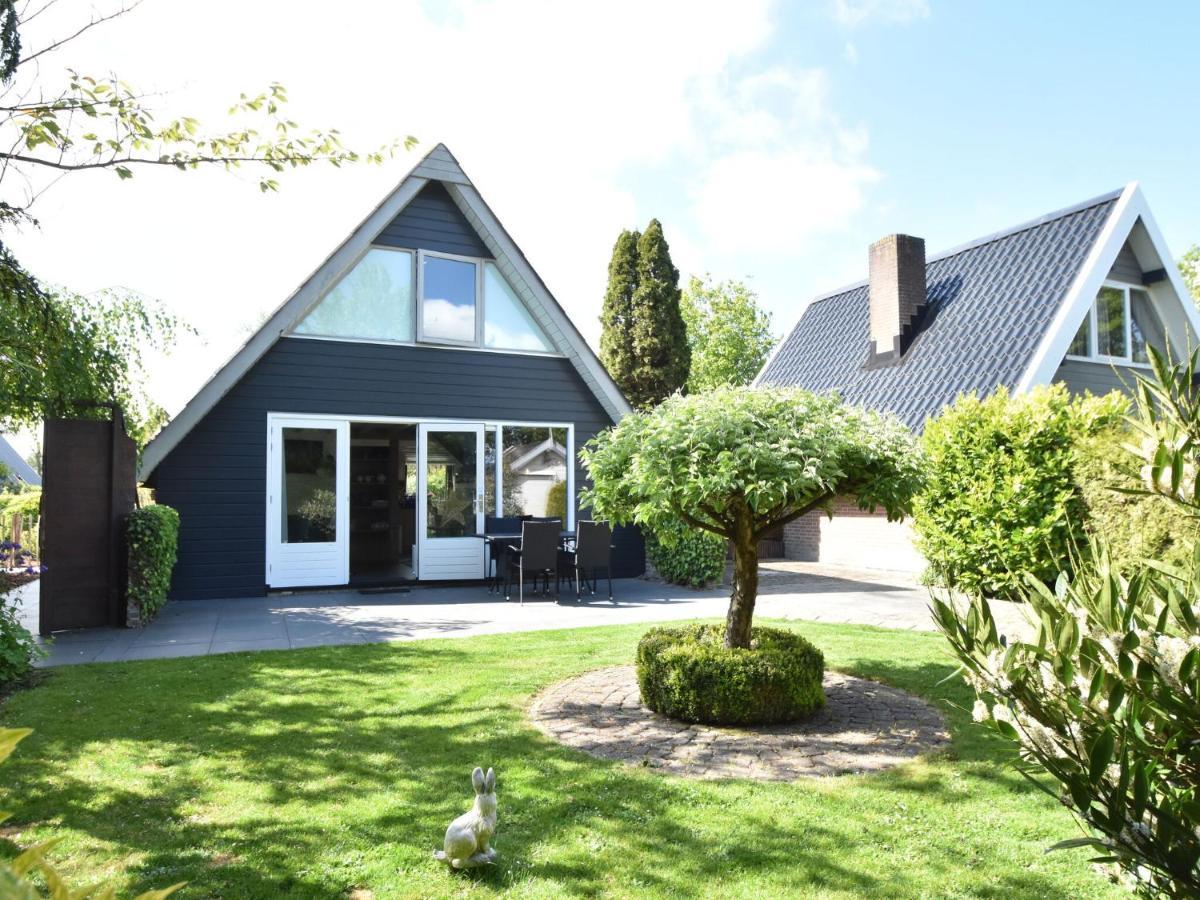Balmy Holiday Home In Tuitjenhorn With Fenced Garden Exterior foto