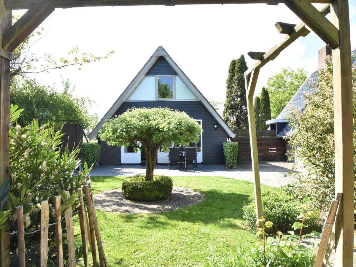 Balmy Holiday Home In Tuitjenhorn With Fenced Garden Exterior foto